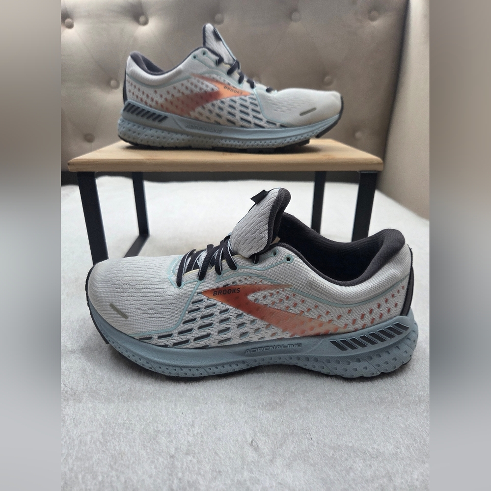 Brooks Women's Athletic Shoes White with Coral and Light Blue Accents NO INSOLES